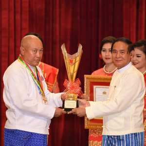 နိုင်ငံတော်သမ္မတ ဦးဝင်းမြင့်က ကမ္ဘောဇဘဏ်နာယက ဦးအောင်ကိုဝင်းအား နိုင်ငံတော်သမ္မတ၏ အထူးဂုဏ်ထူးဆောင်ဆု ပေးအပ်ချီးမြှင့်