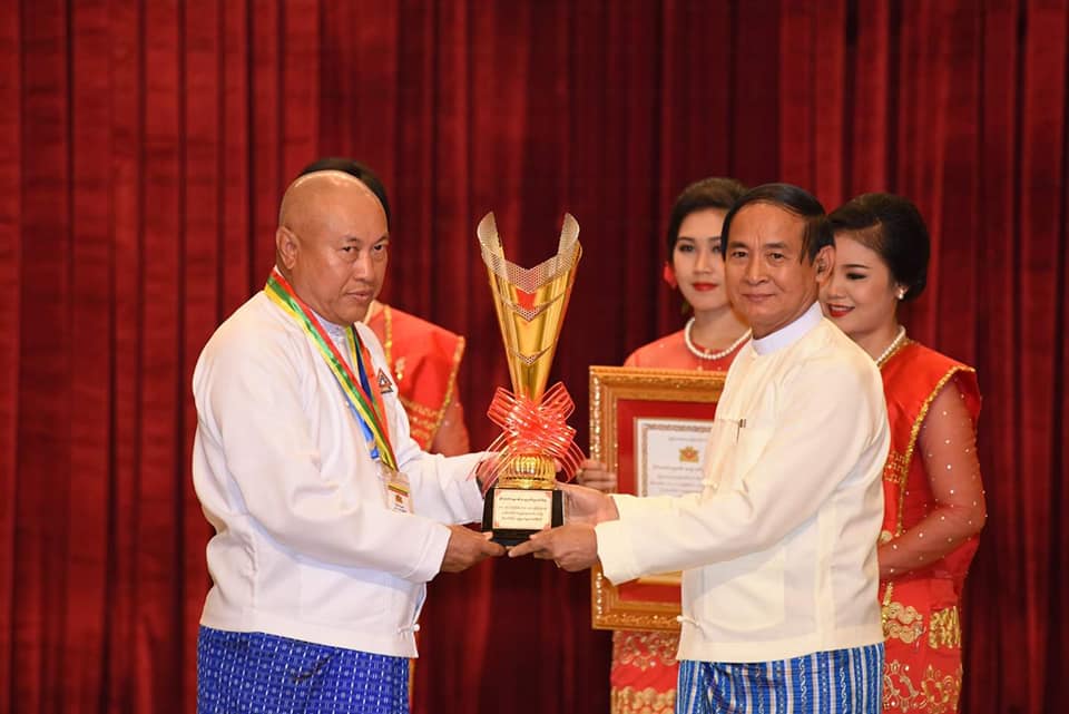 နိုင်ငံတော်သမ္မတ ဦးဝင်းမြင့်က ကမ္ဘောဇဘဏ်နာယက ဦးအောင်ကိုဝင်းအား နိုင်ငံတော်သမ္မတ၏ အထူးဂုဏ်ထူးဆောင်ဆု ပေးအပ်ချီးမြှင့်