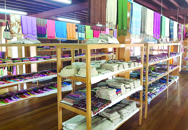 Ko Than Hlaing Silk & Lotus Weaving Ko Than Hlaing Silk & Lotus Weaving